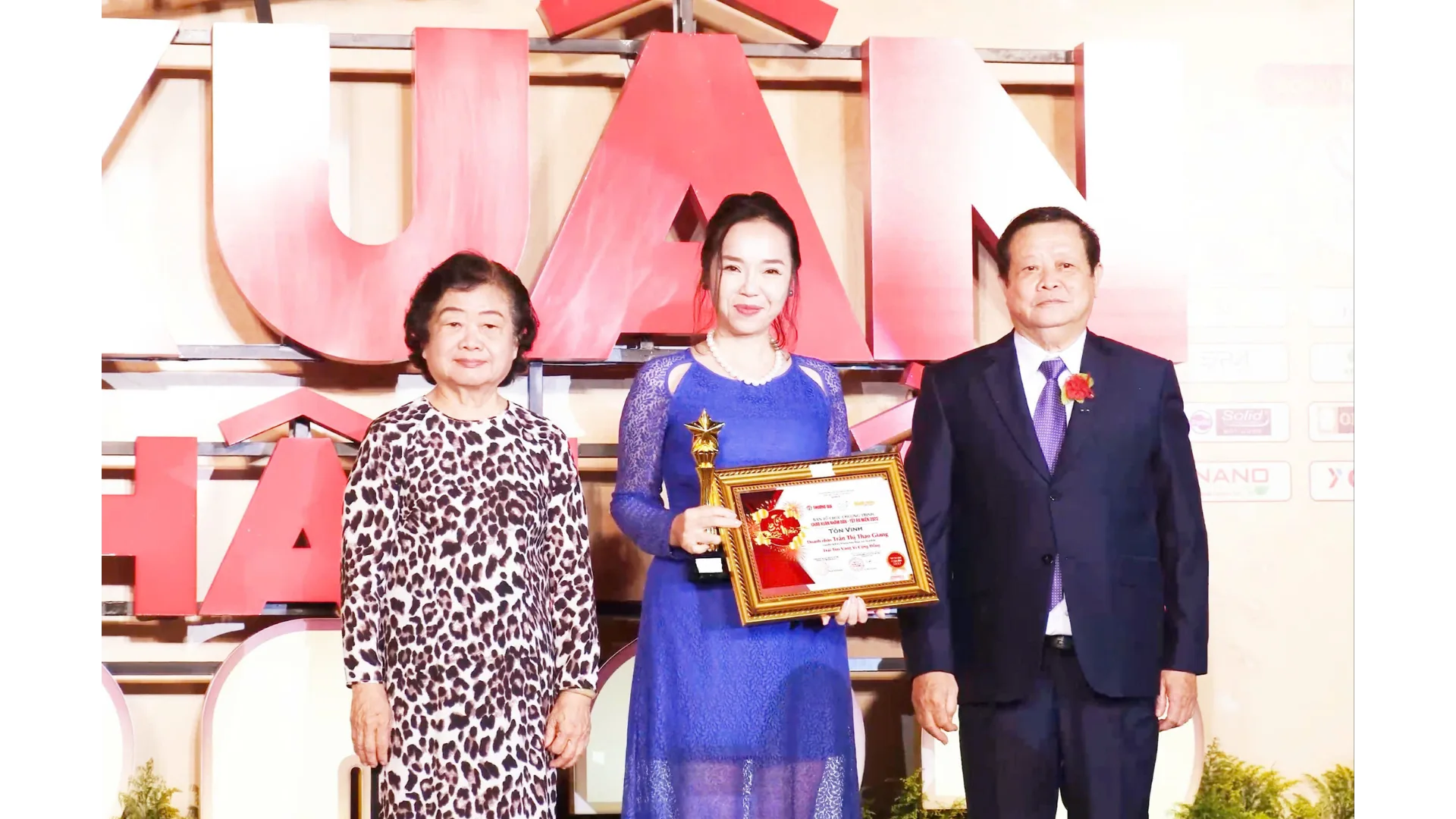nhận vinh danh nguyên chủ tịch nước trương mỹ hoa